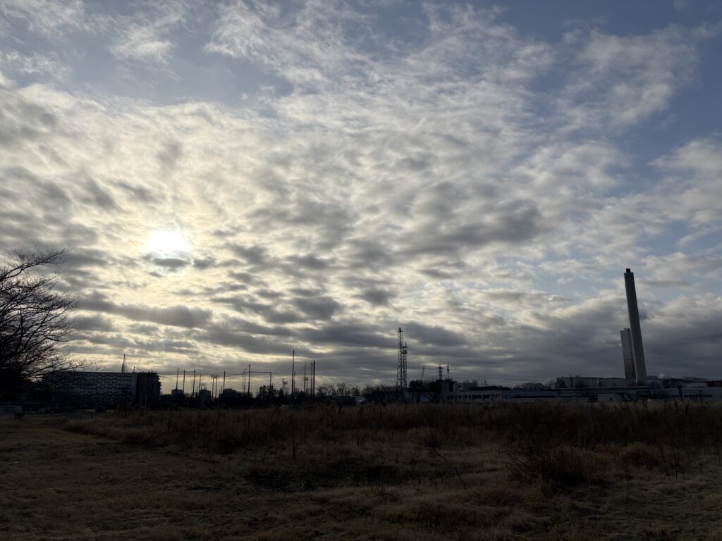 〜 学びの刺激 〜 昨年12月から中小企業大学校にて受講してきた中小企業経営改善計画策定支援研修【理論編】が、本日終了しました。 1996年に社会人になって3年間、経理業務に従事していましたが、管理会計の手法や財務分析について体系的に学ぶ機会は少なかったので、20数年ぶりに数字と格闘しつつ、学びの刺激を受ける120時間となりました。 何より、年齢や職業が異なる方々と議論を重ねて課題を解決していく機会に恵まれたことは、自分にとって大きな財産です。 引き続き研鑽を重ね、さらなるサービスレベルの向上に努めてまいります。 #行政書士 #大田区 #企業法務経験 #安心への伴走者 #課題解決サポート #契約書の作成チェック #行政への申請手続支援 #コラム #学びの刺激 #中小企業大学校