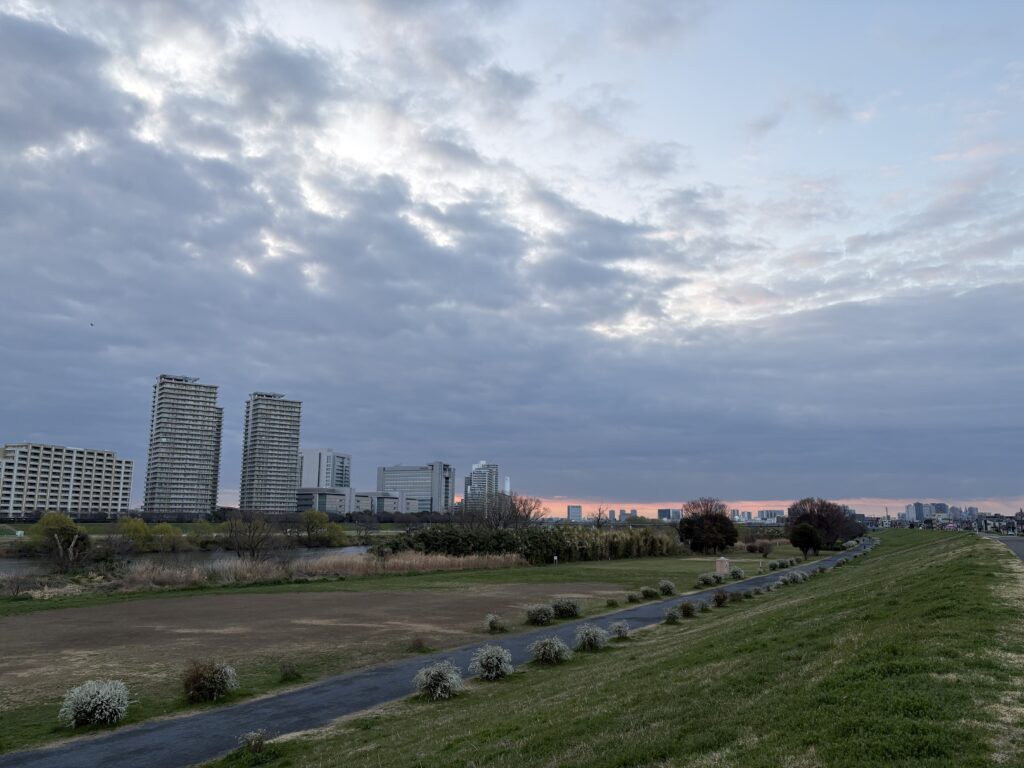 〜 短く感じる、時間の使い方 〜 病院の待合室。混雑、待ち時間。 調べ物をしたり、考えごとをしたり。 ひとりになれる時間。 昨日、病院の待合室で結構長い待ち時間を過ごしましたが、集中できる時間になり、意外と短く感じました。 時間は、どう使うかで、感じる長さが変わる。 改めて実感しました。 短く感じる、時間の使い方。心がけてまいります。 #行政書士 #大田区 #企業法務経験 #安心への伴走者 #課題解決サポート #契約書の作成チェック #行政への申請手続支援 #コラム #短く感じる時間の使い方