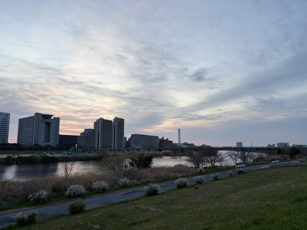 〜 初めての胃カメラ 〜 昨日、人生初の胃の内視鏡（胃カメラ）検査を受けました。 先月行ったバリウム検査の結果「要再検査」となり実施したのですが、私にとって初めての胃カメラ。「悪い結果だったら」「つらい検査だったら」と不安が募りましたが、実際に受けてみるとそれほどつらくもなく、検査結果も特に問題ありませんでした。 直接確認し、正確に状況を把握する。その大切さを実感しました。 伝聞や推定ではなく、直接確認する。 正確な状況把握が、行動の第一歩。 改めて強く意識して、最適なサービスの提供を心がけてまいります。 #行政書士 #大田区 #企業法務経験 #安心への伴走者 #課題解決サポート #契約書の作成チェック #行政への申請手続支援 #コラム #初めての胃カメラ