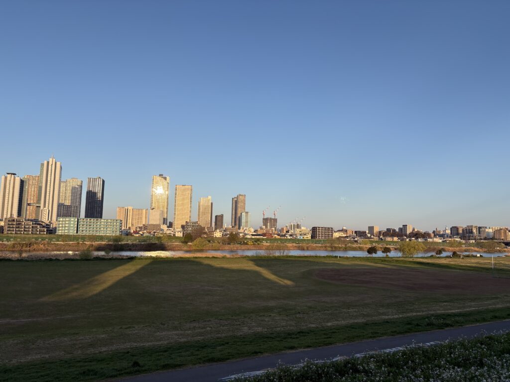 〜 アイデア 〜 いいアイデアが浮かばないとき、机の前でじっと考えていても、何も出てこない。 全く別のことをしていると、ふと浮かぶことがある。 ランニングしていたり、電車の中で窓の外を眺めているときに、いいアイデアが浮かぶことがよくあります。 集中しすぎると、視野が狭くなりがち。肩の力を抜き、目線を少しずらしてみると、うっかり見落としていたことに気づく。 視野を広げることの大切さを感じます。 暖かくなり、外に出てまわりを見渡す機会が自然と増えた気がします。 視野を広げる意識、気づきを大切に、丁寧なサービスを心がけてまいります。 #行政書士 #大田区 #企業法務経験 #安心への伴走者 #課題解決サポート #契約書の作成チェック #行政への申請手続支援 #コラム #アイデア