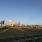 〜 アイデア 〜 いいアイデアが浮かばないとき、机の前でじっと考えていても、何も出てこない。 全く別のことをしていると、ふと浮かぶことがある。 ランニングしていたり、電車の中で窓の外を眺めているときに、いいアイデアが浮かぶことがよくあります。 集中しすぎると、視野が狭くなりがち。肩の力を抜き、目線を少しずらしてみると、うっかり見落としていたことに気づく。 視野を広げることの大切さを感じます。 暖かくなり、外に出てまわりを見渡す機会が自然と増えた気がします。 視野を広げる意識、気づきを大切に、丁寧なサービスを心がけてまいります。 #行政書士 #大田区 #企業法務経験 #安心への伴走者 #課題解決サポート #契約書の作成チェック #行政への申請手続支援 #コラム #アイデア