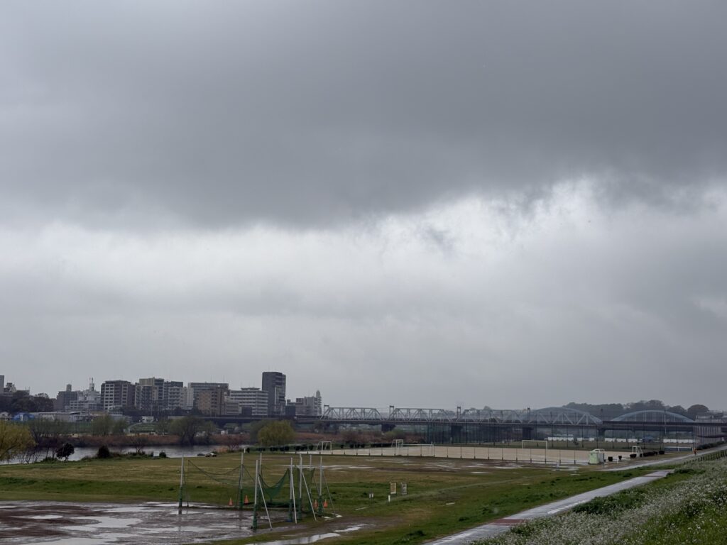 〜 長所、短所 〜 大学生の頃、就職活動。 自分の長所って何だろう、自分は何に向いているのか。 それまでは「なんとなく」考えていたことでしたが、必要に迫られ初めて自己分析に取り組んだことを思い出します。 短所ばかりに目が向いてしまったり、表面的な印象で自分を判断してしまったり。 やってみると、自分自身をよく理解できていなかったことに気づきました。 あのとき、なぜそう考えたのか。根拠を冷静に追いかけてみると、少しずつ自分が見えてくると感じます。 根拠を持つこと。判断を要する場面では、大切な要素だと感じます。 納得する根拠を持って、自信を持って判断すること。引き続き、心がけてまいります。 #行政書士 #大田区 #企業法務経験 #安心への伴走者 #課題解決サポート #契約書の作成チェック #行政への申請手続支援 #コラム #長所短所