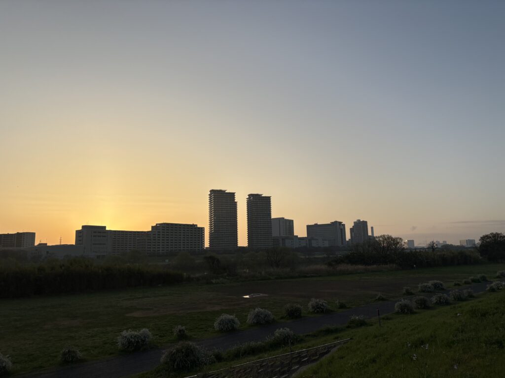 〜 改変 〜 来週水曜日から、4月。 テレビ番組では、ひと足早く、今日が最終日、最終出演日という番組も多いようです。最後の挨拶の場面をよく見かけるようになりました。 組織改変や異動の多い時期。きちんと締めて、次につなげる。 しっかりと締めくくる意識が大切だと、改めて感じます。 暮らしや仕事の困りごと。改変の時期、気になることも多いと思います。 行政への申請手続の支援、契約書の作成・チェックなど、どうぞお気軽にご相談ください。 #行政書士 #大田区 #企業法務経験 #安心への伴走者 #課題解決サポート #契約書の作成チェック #行政への申請手続支援 #コラム #改変