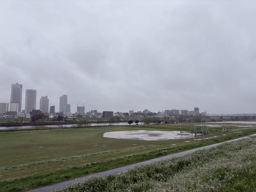 〜 雨の日こそ 〜 雨の日が多くなりました。 出かけるのが億劫になると、発想が広がらないことが多くなりがち。でもその分、論点を深掘りしたり、内面を見つめることには向いている気がします。 論理的に考える。説得力を高めるために必要なプロセス。 じっくり内面を見つめる時間を大切に、信頼感あるサービスを心がけてまいります。 雨の日が続くと気分が晴れないことも多いかもしれませんが、季節が前に進むためには必要な時間。 くれぐれもご自愛ください。 #行政書士 #大田区 #企業法務経験 #安心への伴走者 #課題解決サポート #契約書の作成チェック #行政への申請手続支援 #コラム #雨の日こそ