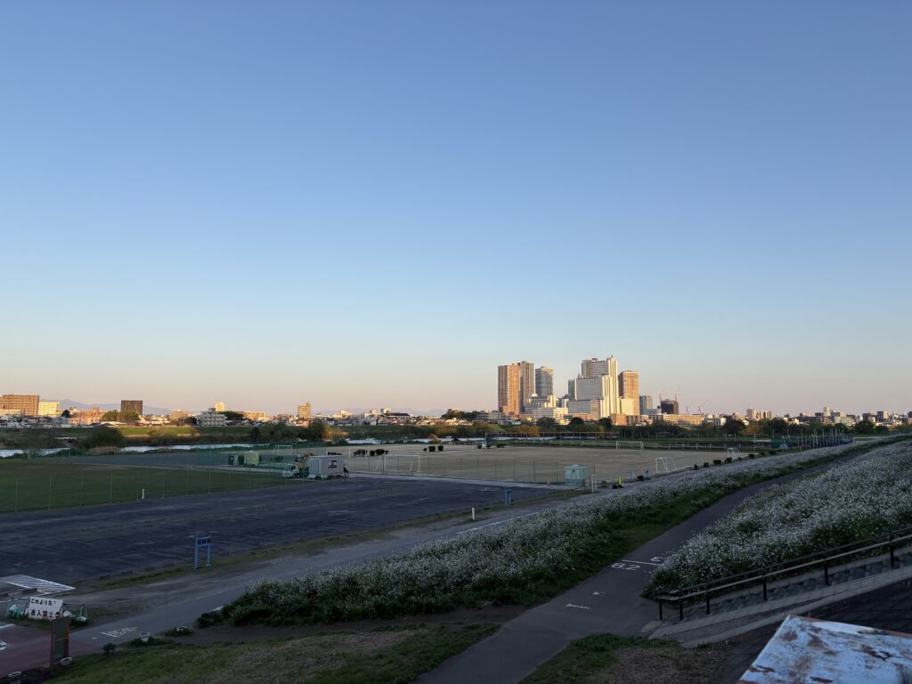 〜 気温の変化から 〜 昨日の朝、出かける頃は暖かく、薄手の服装で出かけたところ、夕方からぐっと気温が下がり、肌寒さを感じつつ帰路につきました。 体調を崩すほどでもなく、なんとか許容の範囲内でしたが、備えることの大切さを感じました。 情報を収集し、変化に備える。 許容の範囲内なのか、対策を練る必要があるのか、冷静に判断する。 気温の変化への対応から、ビジネスの基本をおさらいできた気がします。 情報収集、対策、判断。 一歩ずつ、丁寧に、お役に立てるサービスを心がけてまいります。 行政への申請手続の支援、契約書の作成・チェックなど、どうぞお気軽にご相談ください。 #行政書士 #大田区 #企業法務経験 #安心への伴走者 #課題解決サポート #契約書の作成チェック #行政への申請手続支援 #コラム #気温の変化