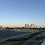 〜 気温の変化から 〜 昨日の朝、出かける頃は暖かく、薄手の服装で出かけたところ、夕方からぐっと気温が下がり、肌寒さを感じつつ帰路につきました。 体調を崩すほどでもなく、なんとか許容の範囲内でしたが、備えることの大切さを感じました。 情報を収集し、変化に備える。 許容の範囲内なのか、対策を練る必要があるのか、冷静に判断する。 気温の変化への対応から、ビジネスの基本をおさらいできた気がします。 情報収集、対策、判断。 一歩ずつ、丁寧に、お役に立てるサービスを心がけてまいります。 行政への申請手続の支援、契約書の作成・チェックなど、どうぞお気軽にご相談ください。 #行政書士 #大田区 #企業法務経験 #安心への伴走者 #課題解決サポート #契約書の作成チェック #行政への申請手続支援 #コラム #気温の変化