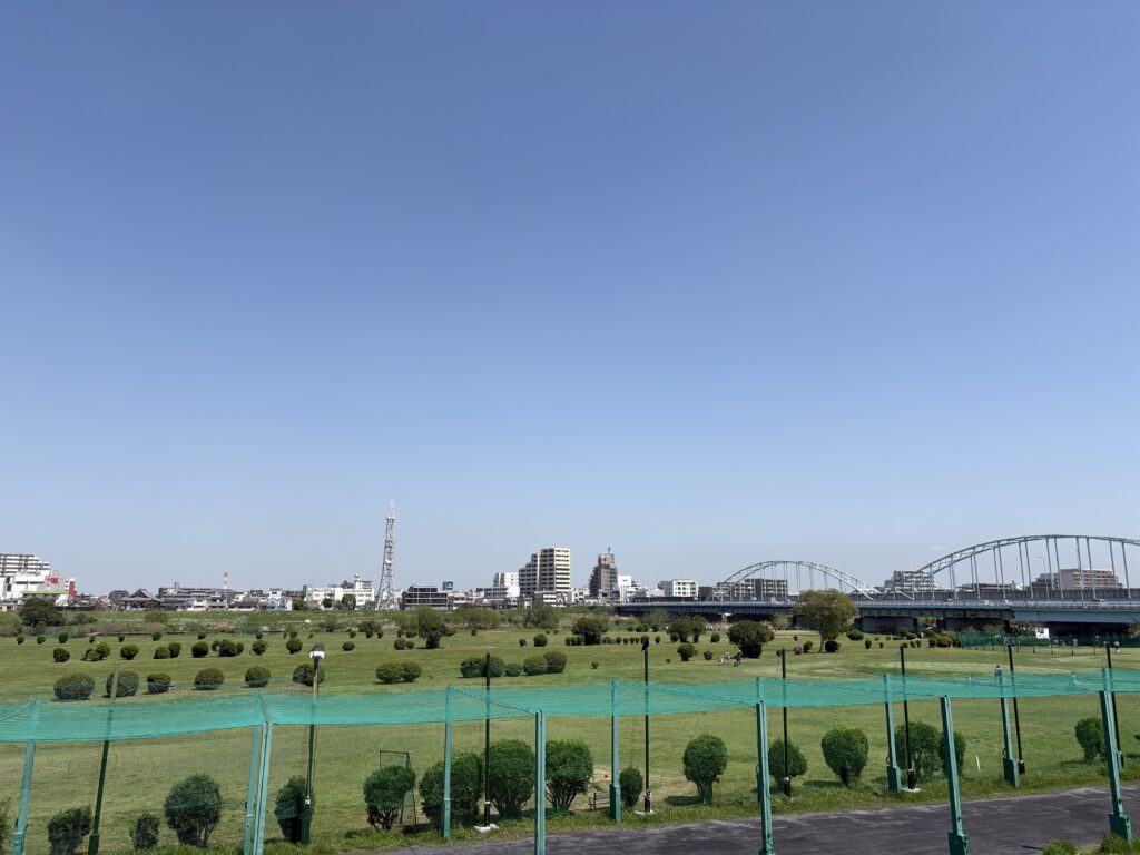 〜 衣替え 〜 週末、クリーニング店に冬物の洋服を出しに行きました。 朝晩を中心に寒くなる日もあり、衣替えのタイミングは難しいところですが、思い切って行いました。 部屋も片付き、すっきりした気分になりました。 片付ける。整理する。 思考の面でも、大切なこと。 頭の中が整理できていないと、考えもまとまらない。 冬物衣料を片付けながら、そんなことを考えていました。 論点を整理する意識を大切に、課題解決のお役に立てるサービスを心がけてまいります。 #行政書士 #大田区 #企業法務経験 #安心への伴走者 #課題解決サポート #契約書の作成チェック #行政への申請手続支援 #コラム #衣替え