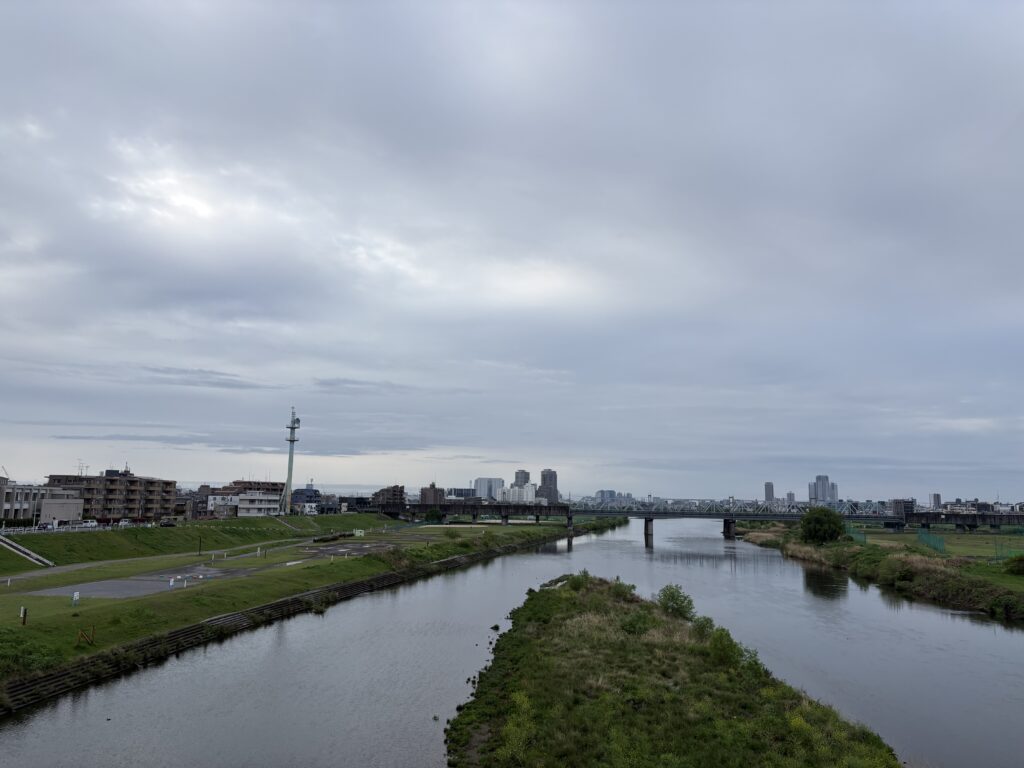 〜 反復継続 〜 一生懸命覚えた知識。時間が経つと、忘れてしまう。 3月まで中小企業大学校にて受講した中小企業経営改善計画策定支援研修【理論編】のテキストを、昨日、1か月ぶりに読み返してみた感想です。 6月に同研修の【実践編】を受講する予定で、「復習しないと」と思ってはいましたが、「まだ先のこと」と、つい後回しにしていました。 年齢と共に記憶力が落ちていることも、しっかりと認識しました。 知識も技術も、定期的な反復を継続しないと定着しないもの。 少しでも目にしたり、触れてみる。ちょっとした意識が大切だと、改めて感じます。 繰り返し、続ける。意識して、サービスレベルの向上に努めてまいります。 #行政書士 #大田区 #企業法務経験 #安心への伴走者 #課題解決サポート #契約書の作成チェック #行政への申請手続支援 #コラム #反復継続