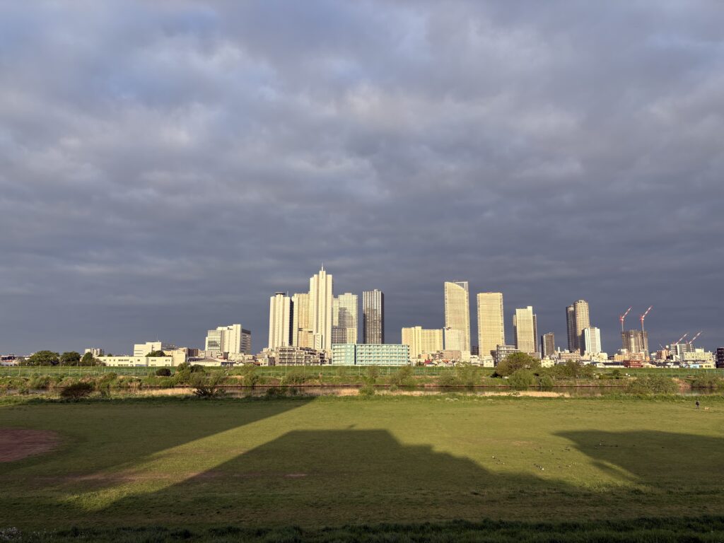 〜 逆算と調整 〜 ゴールから逆算して、スケジュールを立てる。 実際に進めていく上で無理や不具合が出てきたら、適宜調整を加える。 試験や試合、催事やプロジェクト。 全体を俯瞰して、精緻な計画を立てたつもりでも、外部環境の変化や想定外のトラブルが生じ、スケジュールに遅れが生じがち。 柔軟に調整していくことが大切だと感じます。 逆算と調整。繰り返しながら、最適解を考えてまいります。 仕事や暮らしのお困りごと。お気軽にご相談ください。 #行政書士 #大田区 #企業法務経験 #安心への伴走者 #課題解決サポート #契約書の作成チェック #行政への申請手続支援 #コラム #逆算と調整