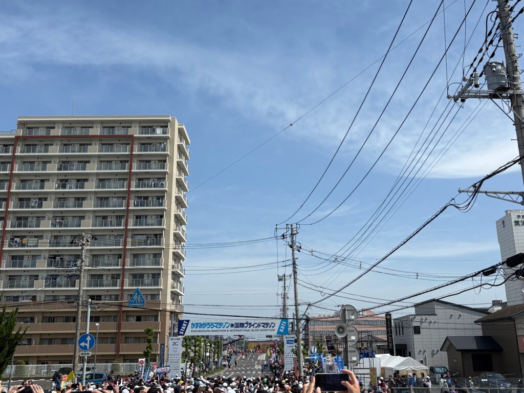 〜 暑さと、我慢 〜 2026年4月19日（日）、かすみがうらマラソン2026。 天気は快晴。その代わり、スタート時点から日差しが強く、気温は20℃超え。 暑さとの戦いとなりました。 厳しい条件の中で、どう走るべきか。 十分な給水と塩分補給。 体力を極力セーブした、我慢の走り。 それでも後半は足が痙攣してしまい、ゴールタイムは4時間21分05秒と、自己ベストより20分以上遅い結果となりました。 過去、ここまで暑かったレースは少なく、体力的にも精神的にも相当きつかったものの、その分印象に残るレースになりました。 我慢すること、考えること。 28回目のフルマラソン完走。何度走っても、新たな気づきを感じます。 レースでの気づきや課題意識は仕事にも通じるもの。 引き続き、サービスレベルの向上に努めてまいります。 今回は暑かった分、完走後のビールの味は、より格別でした。 #行政書士 #大田区 #企業法務経験 #安心への伴走者 #課題解決サポート #契約書の作成チェック #行政への申請手続支援 #コラム #マラソン #かすみがうらマラソン #暑さと我慢