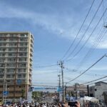 〜 暑さと、我慢 〜 2026年4月19日（日）、かすみがうらマラソン2026。 天気は快晴。その代わり、スタート時点から日差しが強く、気温は20℃超え。 暑さとの戦いとなりました。 厳しい条件の中で、どう走るべきか。 十分な給水と塩分補給。 体力を極力セーブした、我慢の走り。 それでも後半は足が痙攣してしまい、ゴールタイムは4時間21分05秒と、自己ベストより20分以上遅い結果となりました。 過去、ここまで暑かったレースは少なく、体力的にも精神的にも相当きつかったものの、その分印象に残るレースになりました。 我慢すること、考えること。 28回目のフルマラソン完走。何度走っても、新たな気づきを感じます。 レースでの気づきや課題意識は仕事にも通じるもの。 引き続き、サービスレベルの向上に努めてまいります。 今回は暑かった分、完走後のビールの味は、より格別でした。 #行政書士 #大田区 #企業法務経験 #安心への伴走者 #課題解決サポート #契約書の作成チェック #行政への申請手続支援 #コラム #マラソン #かすみがうらマラソン #暑さと我慢