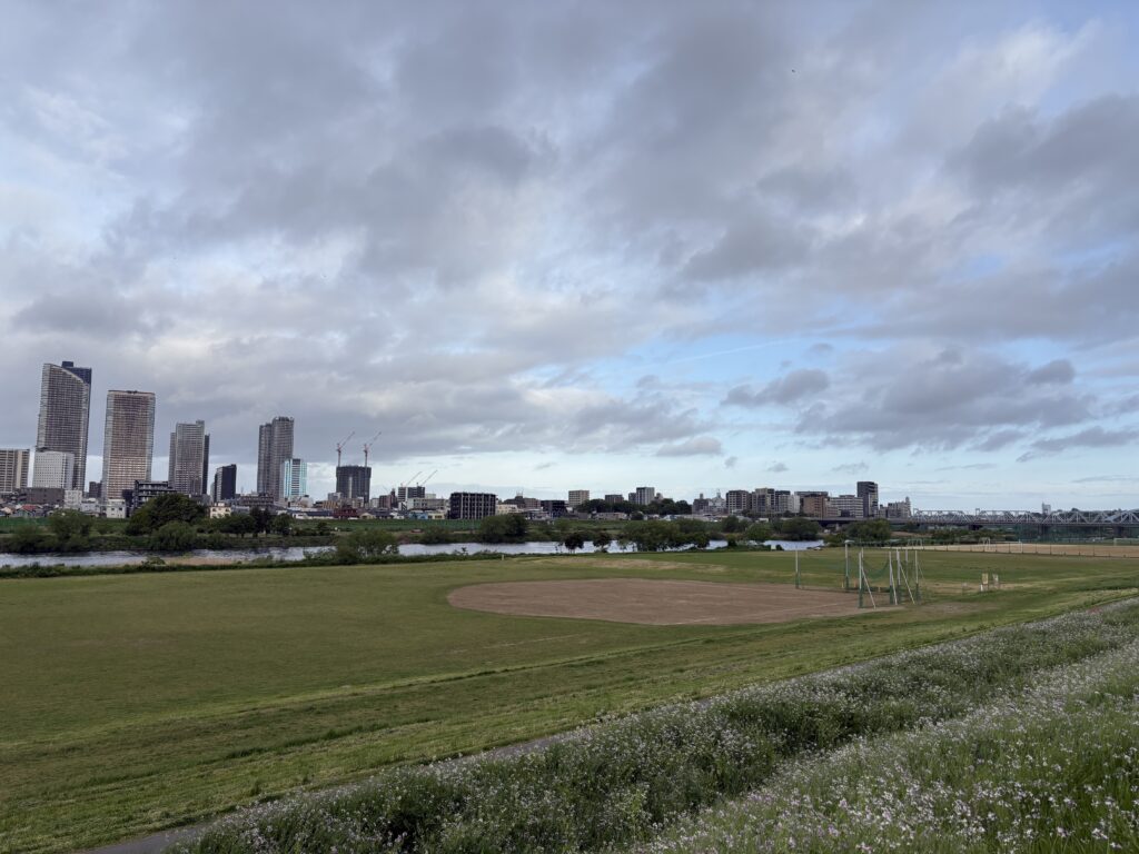 〜 リカバリー 〜 日曜日にフルマラソンを走ったため、昨日は足がひどい筋肉痛でガチガチに。 あえてウォーキングで足を軽く動かすようにしました。 おかげで今朝は足の疲労は残っているものの、痛みで固まってしまうことはなく、それほどの支障なく日常生活を送ることができています。 リカバリー。最近よく耳にする言葉です。 ダメージや疲労からの復旧、回復。まず最優先で取り組むべき事項。 仕事や暮らしのお困りごと。 リカバリーするために何をすべきかを第一義に考え、お役に立てるサービスを心がけてまいります。 #行政書士 #大田区 #企業法務経験 #安心への伴走者 #課題解決サポート #契約書の作成チェック #行政への申請手続支援 #コラム #マラソン #リカバリー