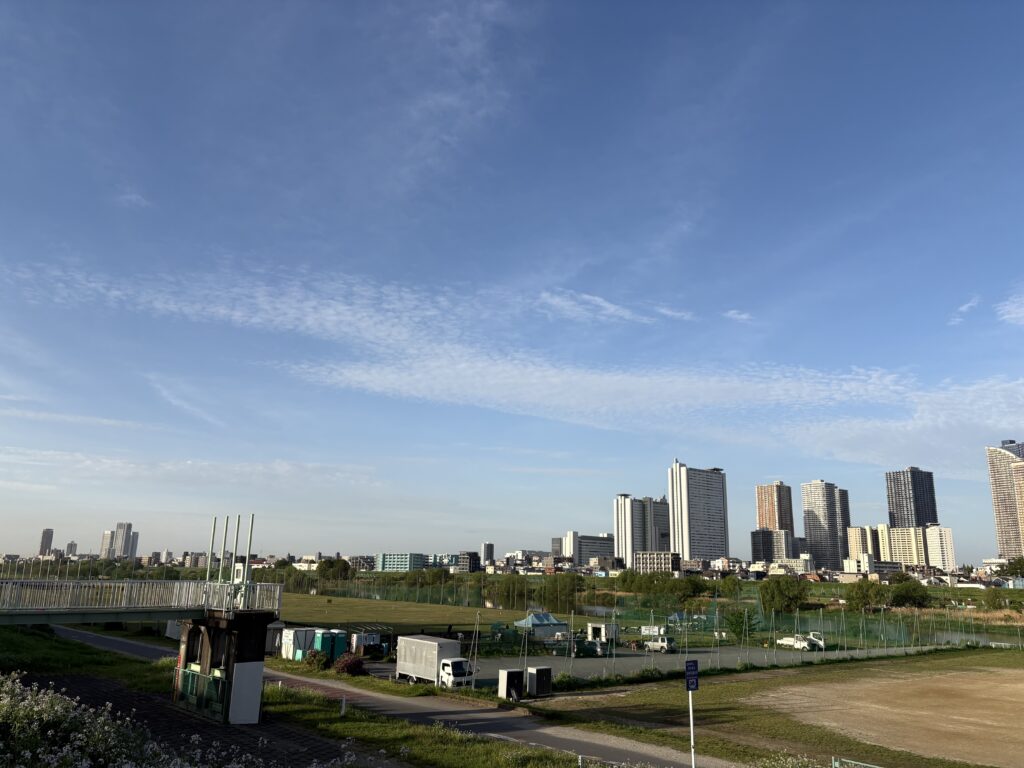 〜 2段階 〜 スマートフォン。2段階認証が必要なアプリが増えたと感じます。 最初は少し面倒さを感じますが、すぐに慣れてしまうもの。 引き換えに、安心を得られます。 1段階目が突破されても、もう1段階の砦で守る。 2段階という仕組みに、リスク管理の大切さを改めて意識します。 準備と対策。念には念を入れ、引き続き丁寧なサポートを心がけてまいります。 #行政書士 #大田区 #企業法務経験 #安心への伴走者 #課題解決サポート #契約書の作成チェック #行政への申請手続支援 #コラム #2段階