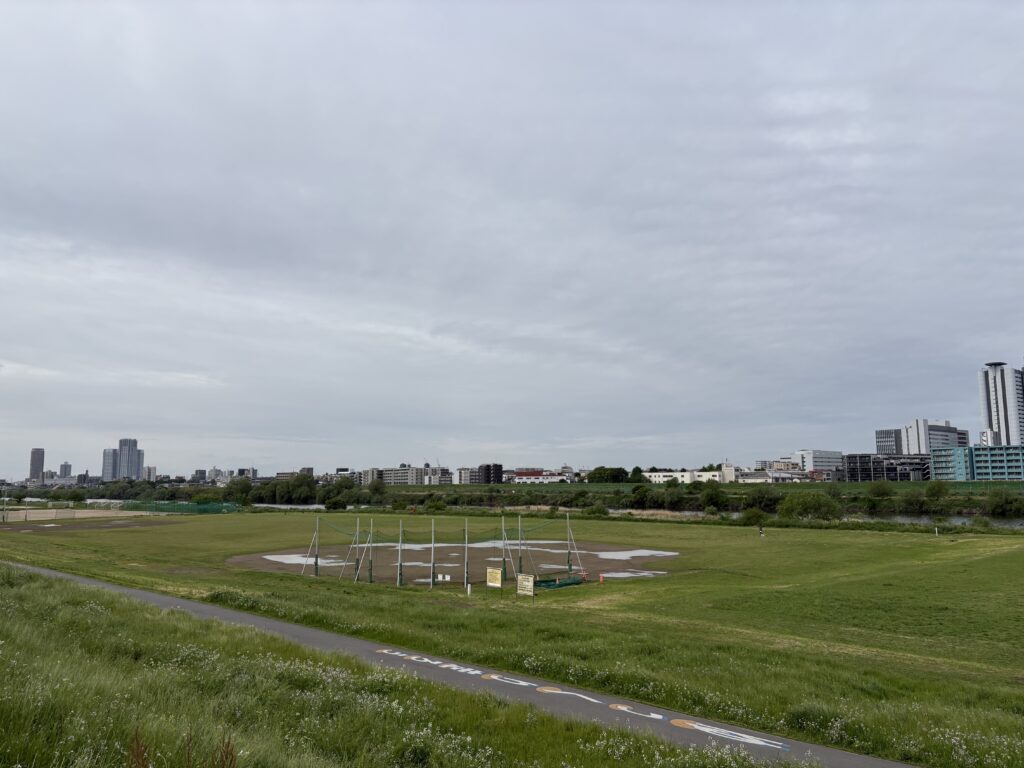 〜 要所を押さえる 〜 昨日、雨が降り少し肌寒く感じました。 でも、大袈裟な防寒を要する程でもない天気。 取り急ぎ首元を温かくすると、寒さを和らげることができました。 時間的、コスト的な制約で、すべてを網羅的にカバーできない場面。 リスクの高い順に対処し、要所を押さえる。 日常の寒さ対策から、リスク管理の基本姿勢を改めて意識しました。 リスクベースアプローチで、要所を押さえる。 刻々と変化する状況を把握し、冷静な判断を心がけてまいります。 仕事や暮らしのお困りごと。どうぞお気軽にご相談ください。 #行政書士 #大田区 #企業法務経験 #安心への伴走者 #課題解決サポート #契約書の作成チェック #行政への申請手続支援 #コラム #要所を押さえる