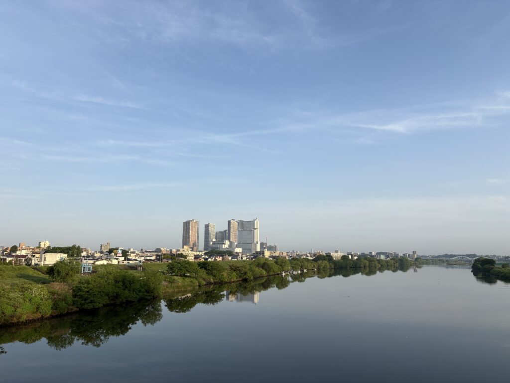 〜 ルーティーン 〜 大事な試験や試合、プレゼンのとき。 普段と違うことをすると、うまくいかない。 そんな経験をたくさんしてきた気がします。 トップアスリートが同じ状態を保つため、試合前の準備や生活をルーティーン化している話を聞くと、反省させられます。 平常心。保つためには、余計な気を使わない。 ルーティーン化することで「普段どおり」の環境をつくる。 その大切さを改めて感じます。 普段どおりの安心感。ご提供できるよう心がけてまいります。 #行政書士 #大田区 #企業法務経験 #安心への伴走者 #課題解決サポート #契約書の作成チェック #行政への申請手続支援 #コラム #ルーティーン