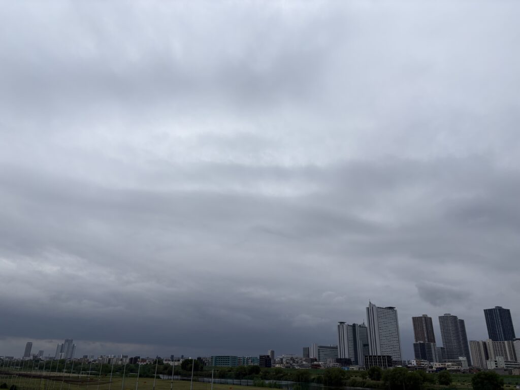 〜 変わりやすい天気から 〜 朝、折りたたみの傘や上着を持って出かける。 天気予報の情報で、変化に備える。 天気が変わりやすいこの時期、天気予報は安心感を与えてくれます。 不安定な状況は、避けて通れない。 備えあれば、憂いなし。 ポイントは適切な情報収集。日常の天気の備えから、その大切さを改めて感じます。 情報収集と準備。基本を忘れず、安心感あるサービスを心がけてまいります。 #行政書士 #大田区 #企業法務経験 #安心への伴走者 #課題解決サポート #契約書の作成チェック #行政への申請手続支援 #ラム #変わりやすい天気から