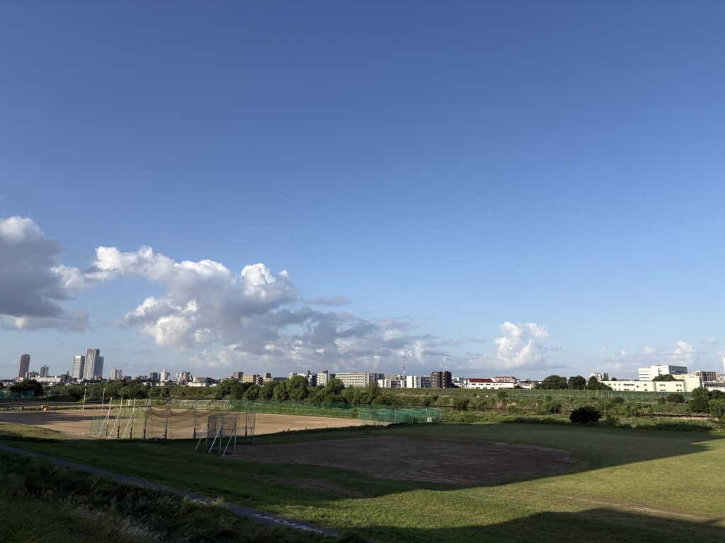 〜 日差し 〜 最近、ランニングをしていると、日差しの強さを感じるようになりました。 天気がいい日はすっきりした気分になれる一方、日差しを受けることで疲れも感じます。 帽子、サングラス、日焼け止めクリーム。 日焼けの予防だけでなく、疲労軽減にもつながります。 マイナス要素を取り除き、パフォーマンスを上げる。 日常のちょっとした工夫。ビジネスにも通じる意識だと改めて感じました。 昨日、大相撲は夏場所が開幕。夏ということばを耳にするようになりました。 まだ暑さに体が慣れていない時期。体調を崩さぬよう、くれぐれもご自愛ください。 #行政書士 #大田区 #企業法務経験 #安心への伴走者 #課題解決サポート #契約書の作成チェック #行政への申請手続支援 #コラム #日差し