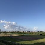 〜 日差し 〜 最近、ランニングをしていると、日差しの強さを感じるようになりました。 天気がいい日はすっきりした気分になれる一方、日差しを受けることで疲れも感じます。 帽子、サングラス、日焼け止めクリーム。 日焼けの予防だけでなく、疲労軽減にもつながります。 マイナス要素を取り除き、パフォーマンスを上げる。 日常のちょっとした工夫。ビジネスにも通じる意識だと改めて感じました。 昨日、大相撲は夏場所が開幕。夏ということばを耳にするようになりました。 まだ暑さに体が慣れていない時期。体調を崩さぬよう、くれぐれもご自愛ください。 #行政書士 #大田区 #企業法務経験 #安心への伴走者 #課題解決サポート #契約書の作成チェック #行政への申請手続支援 #コラム #日差し