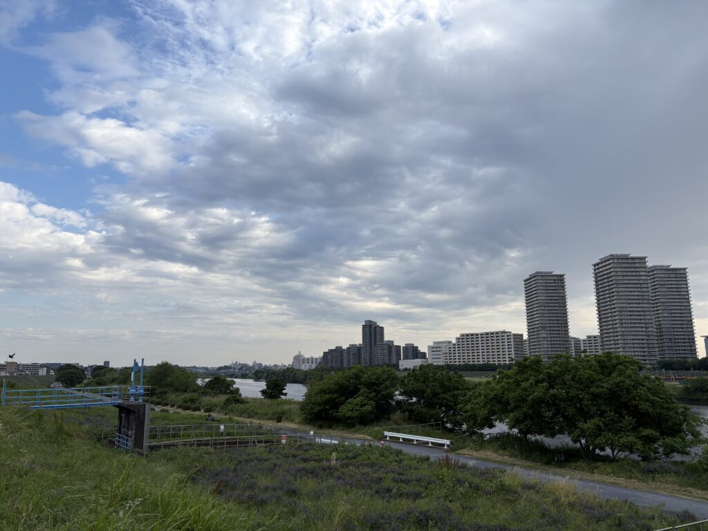 〜 急変と、備え 〜 東京では昨日、日中は半袖で過ごせる暑さとなりましたが、夕方天気は急変。 突然激しい雨が。 天気予報で天気の急変への注意を呼びかけていたので、雨対策をして出かけることができました。 急変。情報収集と事前準備でリスクを最小限に抑える。 天候変化への対応から、リスク管理の基本を再認識しました。 焦りの要因を極力取り除く工夫をして、丁寧なサポートを提供してまいります。 #行政書士 #大田区 #企業法務経験 #安心への伴走者 #課題解決サポート #契約書の作成チェック #行政への申請手続支援 #コラム #急変と備え