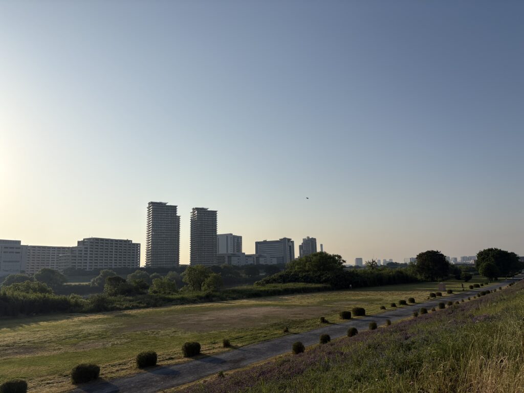 〜 先取り 〜 週末、東京では夏を先取りしたような暑さに。 まだ5月ですが、熱中症対策を意識しました。 先取り。 早めのスタートは、時間的にも気持ちの面でも余裕が生まれ、多くのメリットがあります。 しかし、過度にこだわると、焦りやストレス、疲れの原因に。 全体を俯瞰して見た上で、適度なペース配分が肝要だと感じます。 情報の取捨選択と、冷静な判断。 改めて意識して、お役に立てるサポートを提供してまいります。 暑さには十分気をつけて、くれぐれもご自愛ください。 #行政書士 #大田区 #企業法務経験 #安心への伴走者 #課題解決サポート #契約書の作成チェック #行政への申請手続支援 #コラム #先取り