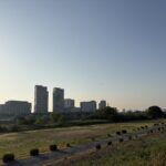 〜 先取り 〜 週末、東京では夏を先取りしたような暑さに。 まだ5月ですが、熱中症対策を意識しました。 先取り。 早めのスタートは、時間的にも気持ちの面でも余裕が生まれ、多くのメリットがあります。 しかし、過度にこだわると、焦りやストレス、疲れの原因に。 全体を俯瞰して見た上で、適度なペース配分が肝要だと感じます。 情報の取捨選択と、冷静な判断。 改めて意識して、お役に立てるサポートを提供してまいります。 暑さには十分気をつけて、くれぐれもご自愛ください。 #行政書士 #大田区 #企業法務経験 #安心への伴走者 #課題解決サポート #契約書の作成チェック #行政への申請手続支援 #コラム #先取り