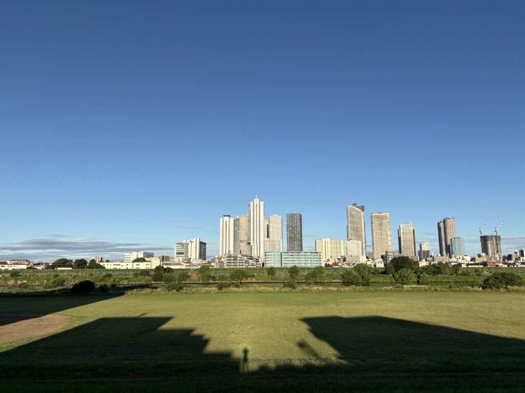 〜 常識も変化する 〜 水を飲んではいけない。 学生時代、夏の部活動。 根拠のない罪悪感。 練習中、喉が渇いていても「我慢しなければならないもの」と自分に言い聞かせていました。 最近、季節先取りの暑さが続き、熱中症への注意、水分補給の呼びかけを耳にするようになりました。 毎年、暑い季節になると、学生時代の夏の部活動を思い出します。 常識と思っていたことも、時代とともに変化する。 当たり前と思うことも、根拠を確認する必要がある。 改めてそう感じます。 情報の収集とアップデートを継続し、サービスレベルの向上を図ってまいります。 #行政書士 #大田区 #企業法務経験 #安心への伴走者 #課題解決サポート #契約書の作成チェック #行政への申請手続支援 #コラム #常識も変化する