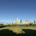 〜 常識も変化する 〜 水を飲んではいけない。 学生時代、夏の部活動。 根拠のない罪悪感。 練習中、喉が渇いていても「我慢しなければならないもの」と自分に言い聞かせていました。 最近、季節先取りの暑さが続き、熱中症への注意、水分補給の呼びかけを耳にするようになりました。 毎年、暑い季節になると、学生時代の夏の部活動を思い出します。 常識と思っていたことも、時代とともに変化する。 当たり前と思うことも、根拠を確認する必要がある。 改めてそう感じます。 情報の収集とアップデートを継続し、サービスレベルの向上を図ってまいります。 #行政書士 #大田区 #企業法務経験 #安心への伴走者 #課題解決サポート #契約書の作成チェック #行政への申請手続支援 #コラム #常識も変化する