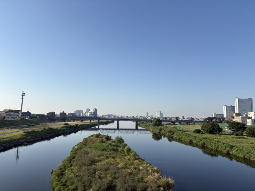 〜 羽織るもの 〜 最近、日中の気温が30度を超える日も珍しくなくなってきました。 外出時は半袖で十分な気候。 でも、電車内や室内でエアコンが効いていると、少し肌寒さを感じることも。 また、日が暮れると、少し風が肌寒かったり。 羽織るものを1枚持っているだけで、安心感を得られます。 変化を想定して、準備する。 普段の生活での備えから、危機管理やリスク対策の基本姿勢を再認識しました。 今日から6月。仕事や暮らしのお困りごと。どうぞお気軽にご相談ください。 #行政書士 #大田区 #企業法務経験 #安心への伴走者 #課題解決サポート #契約書の作成チェック #行政への申請手続支援 #コラム #羽織るもの