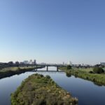 〜 羽織るもの 〜 最近、日中の気温が30度を超える日も珍しくなくなってきました。 外出時は半袖で十分な気候。 でも、電車内や室内でエアコンが効いていると、少し肌寒さを感じることも。 また、日が暮れると、少し風が肌寒かったり。 羽織るものを1枚持っているだけで、安心感を得られます。 変化を想定して、準備する。 普段の生活での備えから、危機管理やリスク対策の基本姿勢を再認識しました。 今日から6月。仕事や暮らしのお困りごと。どうぞお気軽にご相談ください。 #行政書士 #大田区 #企業法務経験 #安心への伴走者 #課題解決サポート #契約書の作成チェック #行政への申請手続支援 #コラム #羽織るもの