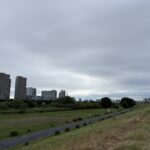 〜 荒天からの気づき 〜 やるべきタスクがたくさんあるとき。何から手をつけるべきか。 悩むことが多いと思います。 昨日、台風の影響で荒れた天気に。 「身の安全を守ることを最優先に行動すべき」と意識しました。 優先順位をつける。 高いものから着手する。 ビジネスの基本姿勢も同じであると、改めて感じました。 リスクベースアプローチで「何を優先すべきか」を意識し、冷静な判断を心がけてまいります。 #行政書士 #大田区 #企業法務経験 #安心への伴走者 #課題解決サポート #契約書の作成チェック #行政への申請手続支援 #コラム #荒天からの気づき