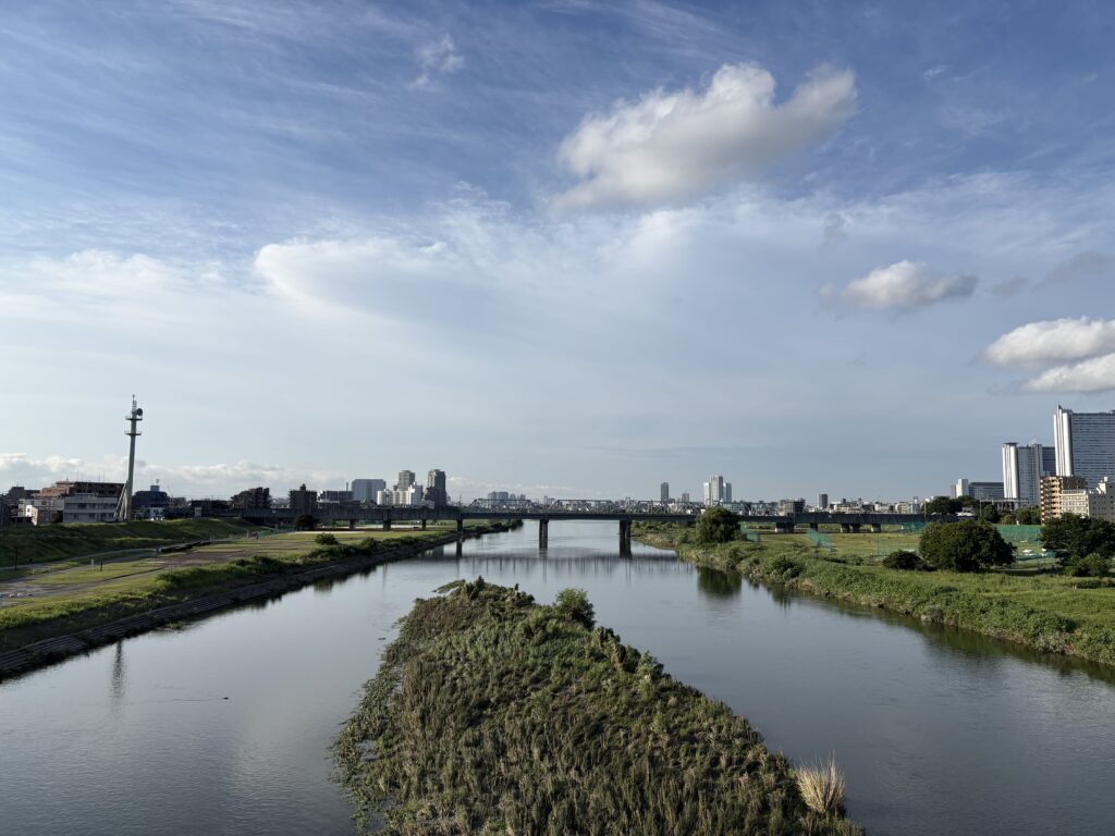 〜 安定と、停滞 〜 晴れの日が続き、安定した天気。 雨雲が停滞し、ぐずついた天気。 安定と、停滞。 同じ状態が続くことを表す言葉。 でも、意図する内容は大きく異なる。 良い状態が続くのか、悪い状態が続くのか。 状況に応じた判断と対応が肝要だと感じます。 安定は維持し、停滞は改善する。 状況を正確に把握し、マッチしたサポートを提供してまいります。 天候が安定しない時期が近づいていますが、くれぐれもご自愛ください。 #行政書士 #大田区 #企業法務経験 #安心への伴走者 #課題解決サポート #契約書の作成チェック #行政への申請手続支援 #コラム #安定と停滞