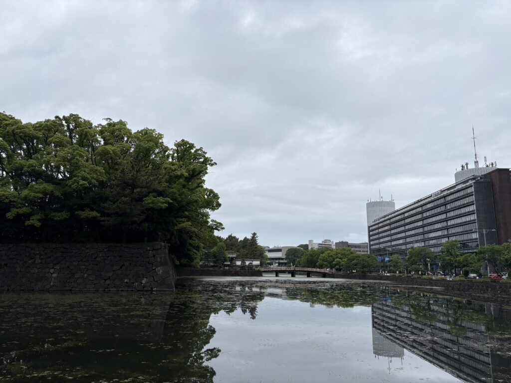 〜 想定する 〜 日曜日の朝、皇居の周りをランニングしました。 雨が降り出す前ということもあり、多くのランナーや観光客で賑わっていました。 これからしばらく雨の季節。天候にスケジュールが左右されたり、交通機関の乱れが生じることも想定されます。 避けられない事象。それを踏まえて考える。 できるだけ「想定の範囲内」にすることが大切な気がします。 変化を想定して考え、行動する。 改めて意識し、臨機応変な対応を心がけてまいります。 #行政書士 #大田区 #企業法務経験 #安心への伴走者 #課題解決サポート #契約書の作成チェック #行政への申請手続支援 #コラム #想定する