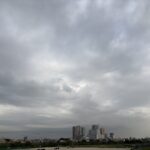 〜 凝らす、眺める 〜 目を凝らし、慎重に確認する。 広く全体を眺め、概要を把握する。 凝らす、眺める。 同じ「見る」という行為でも、目的は異なる。 どちらも必要で、どちらかに偏りすぎてもいけないもの。 バランスよく使い分けることが大切だと感じます。 昨日、目を凝らして数字の確認を行っていたせいか、今朝、多摩川の土手の景色を眺めながら、そんなことを考えていました。 集中と俯瞰。バランスを意識して、サービスレベルの向上に努めてまいります。 #行政書士 #大田区 #企業法務経験 #安心への伴走者 #課題解決サポート #契約書の作成チェック #行政への申請手続支援 #コラム #凝らす眺める