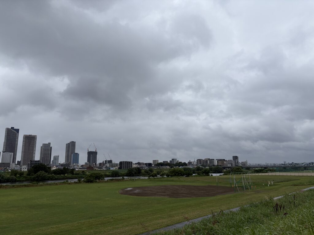 〜 確率 〜 降水確率。 梅雨の時期、毎朝天気予報でチェックする情報です。 仕事、暮らし、スポーツ。 ミスを完全に0にすることはむずかしい。 成功する確率の高い施策や戦術を選択すること。 また、ミスをした後にどうリカバリーするかを想定しておくこと。 確率という言葉から、改めてその大切さを意識しました。 成功確率を高める工夫と、万一の場合の冷静なリカバリーを意識しながら、丁寧な対応を心がけてまいります。 #行政書士 #大田区 #企業法務経験 #安心への伴走者 #課題解決サポート #契約書の作成チェック #行政への申請手続支援 #コラム #確率