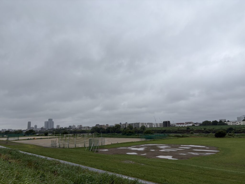 〜 ミスから学ぶ 〜 今朝の出来事。 テレビに夢中になりながらコーヒーカップに手を伸ばしたところ、滑ってこぼしてしまいました。 テーブルの拭き掃除など、余計な手間が生じる結果に。 すき間時間などを有効に使うことは大切。 でも、気もそぞろに作業を行ってはいけない。 ひとつひとつの行動には、きちんと正面から向き合い、集中する。 今朝のちょっとしたミスから、改めて気を引き締めました。 効率化を意識しつつ、丁寧に対応する。 基本の徹底、引き続き心がけてまいります。 #行政書士 #大田区 #企業法務経験 #安心への伴走者 #課題解決サポート #契約書の作成チェック #行政への申請手続支援 #コラム #ミスから学ぶ