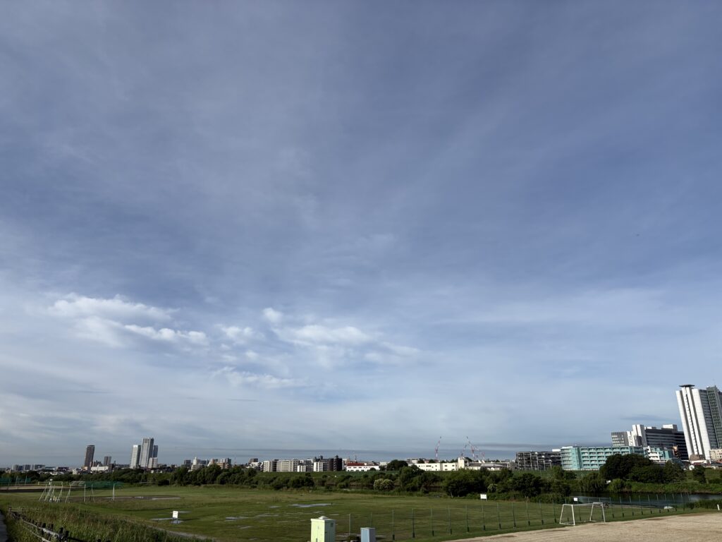 〜 日の長さから 〜 昨日は夏至。 日が長くなったと感じていましたが、これからは少しずつ短くなることに。 とはいえ、季節は夏へと向かいます。 日々、目の前の課題や予定をこなすことに注力しているうちに、あっという間に今年ももうすぐ折り返し地点。時の経つのが本当に早く感じます。 当初予定した計画が未着手だったり、見直しが必要だったり。考えるちょうどいい時期かと思います。 行政書士は、行政への申請手続の支援、契約書の作成・チェックなどのサービスの提供を通じて、課題の解決・改善に向けたサポートを実践いたします。 仕事や暮らしのお困りごと。どうぞお気軽にご相談ください。 #行政書士 #大田区 #企業法務経験 #安心への伴走者 #課題解決サポート #契約書の作成チェック #行政への申請手続支援 #コラム #日の長さから