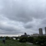 〜 梅雨の学び 〜 しばらくの間、引き出しの中に眠っていたカバン。 取り出してみると、カビが生えていました。 開ける機会が少ない引き出しの中、普段の掃除では行き届かない部屋の隅や家具の裏側。 カビの存在に思わずため息が出る。 湿気の多い梅雨の時期にはよくあることだと思います。 普段目の届きづらい場所も、定期的に確認する。 その習慣の大切さを改めて感じました。 日常の出来事からの学びを大切に、サービスレベルの向上に努めてまいります。 #行政書士 #大田区 #企業法務経験 #安心への伴走者 #課題解決サポート #契約書の作成チェック #行政への申請手続支援 #コラム #梅雨の学び