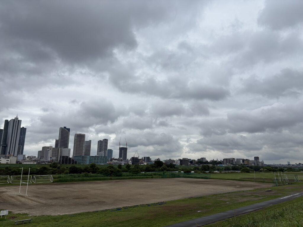 〜 常識とは 〜 子供の頃、台風の話題を聞くと、秋の訪れを感じました。 梅雨の最中、2つの台風が近づいていて、天気予報で注意を呼びかけていました。 6月に入り、台風の知らせを耳にするのは2回目のこと。「台風は秋のもの」というイメージも、今では必ずしも当てはまらなくなったような気がします。 常識。 以前は当たり前と思っていたことも、時代とともに変化する。 台風情報からそんなことを感じました。 「当たり前のこと」と安易に判断せず、冷静な見極めを意識してまいります。 #行政書士 #大田区 #企業法務経験 #安心への伴走者 #課題解決サポート #契約書の作成チェック #行政への申請手続支援 #コラム #常識とは