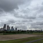 〜 常識とは 〜 子供の頃、台風の話題を聞くと、秋の訪れを感じました。 梅雨の最中、2つの台風が近づいていて、天気予報で注意を呼びかけていました。 6月に入り、台風の知らせを耳にするのは2回目のこと。「台風は秋のもの」というイメージも、今では必ずしも当てはまらなくなったような気がします。 常識。 以前は当たり前と思っていたことも、時代とともに変化する。 台風情報からそんなことを感じました。 「当たり前のこと」と安易に判断せず、冷静な見極めを意識してまいります。 #行政書士 #大田区 #企業法務経験 #安心への伴走者 #課題解決サポート #契約書の作成チェック #行政への申請手続支援 #コラム #常識とは