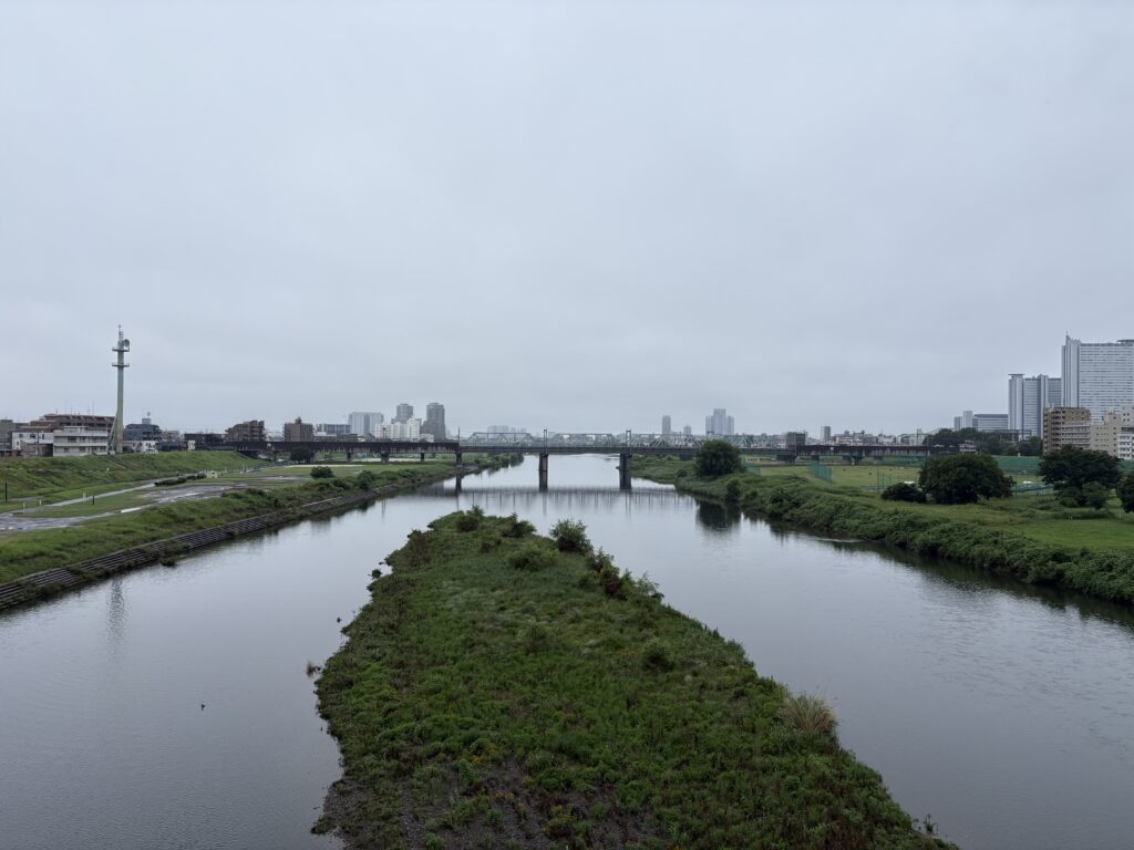 〜 学びの横展開 〜 台風が接近しています。 最新の情報を正確に把握すること。 身を守る行動を最優先すること。 改めて意識しました。 最新かつ正確な情報収集。 行動の優先順位付け。 災害時の対応に限らず、日々の暮らしやビジネスにおいても大切なこと。 台風への備えから、共通する行動の基本姿勢を再確認しました。 経験や学びを横展開して、他の行動に生かす。 成長の機会を大切に、サービスレベルの向上を継続してまいります。 #行政書士 #大田区 #企業法務経験 #安心への伴走者 #課題解決サポート #契約書の作成チェック #行政への申請手続支援 #コラム #学びの横展開