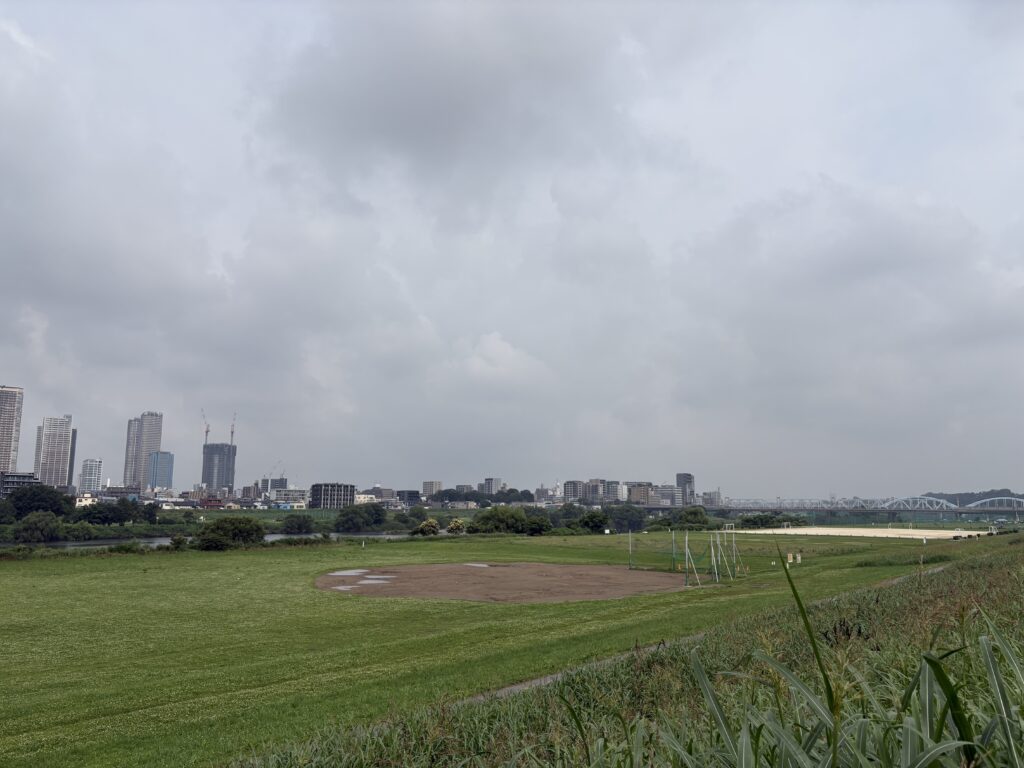 〜 梅雨の服装選びから 〜 湿度の高いこの時期。 少し肌寒いと感じても、体を動かすと汗が吹き出す。 よく悩まされます。 寒いから厚着、暑いから薄着と、簡単に判断しない。 天気予報に注意する。 経験を生かす。 服装選びも意外と奥が深いと感じます。 情報収集と経験の活用。 梅雨の服装選びから得た気づきを大切に、日々の行動を意識してまいります。 #行政書士 #大田区 #企業法務経験 #安心への伴走者 #課題解決サポート #契約書の作成チェック #行政への申請手続支援 #コラム #梅雨の服装選びから