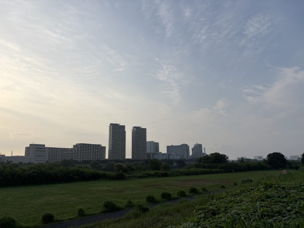 〜 工夫 〜 1968年7月1日、日本で郵便番号制度が開始されたそうです。 地域にコードを付番して、機械で読み取ることで省力化する。 ルール化と機械化で業務負担を大きく軽減した事例だと、改めて感じました。 ルールを決めることで、道筋を整理する。 機械化・電子化することで、効率化してミスを減らす。 個人の作業でも、組織での作業でも、ちょっとした気づきをきっかけに、工夫できることはたくさんある。 今日から7月、後半戦。 気づきと工夫を意識して、丁寧なサポートを心がけてまいります。 #行政書士 #大田区 #企業法務経験 #安心への伴走者 #課題解決サポート #契約書の作成チェック #行政への申請手続支援 #コラム #工夫