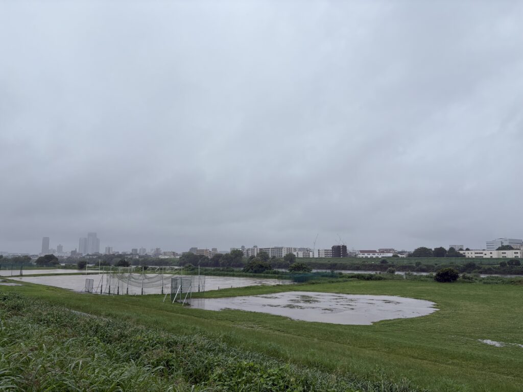 〜 割り切る工夫 〜 朝起きると、本降りの雨。 出かけるのが億劫になってしまいます。 極力撥水性の高い服装を選んだりすることも大切ですが、完璧な対策を取るのは困難。 ある程度濡れることは「仕方ない」と割り切って許容する気持ちも必要だと感じます。 すっきりしないお天気が続くと、なんとなく気分も後ろ向きになりがち。 割り切って前を向く工夫。この時期だからこそ大切にしてまいります。 #行政書士 #大田区 #企業法務経験 #安心への伴走者 #課題解決サポート #契約書の作成チェック #行政への申請手続支援 #コラム #割り切る工夫