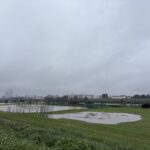 〜 割り切る工夫 〜 朝起きると、本降りの雨。 出かけるのが億劫になってしまいます。 極力撥水性の高い服装を選んだりすることも大切ですが、完璧な対策を取るのは困難。 ある程度濡れることは「仕方ない」と割り切って許容する気持ちも必要だと感じます。 すっきりしないお天気が続くと、なんとなく気分も後ろ向きになりがち。 割り切って前を向く工夫。この時期だからこそ大切にしてまいります。 #行政書士 #大田区 #企業法務経験 #安心への伴走者 #課題解決サポート #契約書の作成チェック #行政への申請手続支援 #コラム #割り切る工夫