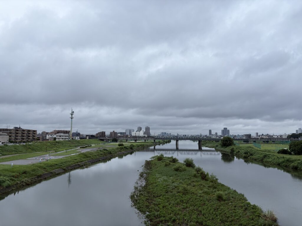 〜 金曜日のカレーライス 〜 新卒で入った会社の独身寮に住んでいた頃。 金曜日の寮の晩御飯はカレーライスでした。 社会人になり、毎日同じようなルーティーンで生活している中で、曜日の感覚を気づかせてくれるもの。 今でもカレーライスを食べると、金曜日を連想してしまいます。 毎日同じようなリズムで過ごす中で、週次、月次、年次で区切りを意識する。仕事や暮らしにおいて大切なことだと感じます。 「金曜日のカレーライス」は、区切りをつけるきっかけを与えてくれたものだったと、少し懐かしく思い出しました。 集中と弛緩。区切りとメリハリを意識し、丁寧なサポートを心がけてまいります。 #行政書士 #大田区 #企業法務経験 #安心への伴走者 #課題解決サポート #契約書の作成チェック #行政への申請手続支援 #コラム #金曜日のカレーライス