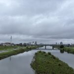 〜 金曜日のカレーライス 〜 新卒で入った会社の独身寮に住んでいた頃。 金曜日の寮の晩御飯はカレーライスでした。 社会人になり、毎日同じようなルーティーンで生活している中で、曜日の感覚を気づかせてくれるもの。 今でもカレーライスを食べると、金曜日を連想してしまいます。 毎日同じようなリズムで過ごす中で、週次、月次、年次で区切りを意識する。仕事や暮らしにおいて大切なことだと感じます。 「金曜日のカレーライス」は、区切りをつけるきっかけを与えてくれたものだったと、少し懐かしく思い出しました。 集中と弛緩。区切りとメリハリを意識し、丁寧なサポートを心がけてまいります。 #行政書士 #大田区 #企業法務経験 #安心への伴走者 #課題解決サポート #契約書の作成チェック #行政への申請手続支援 #コラム #金曜日のカレーライス