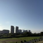 〜 相乗効果 〜 単独走。自分のペースを保てる一方、「手を抜く」ハードルが低い。 集団走。周りに合わせる必要がある一方、「手を抜く」ハードルが高い。 ひとりで練習していると、なんとなく手を抜いてしまった経験、誰にもあるのではないでしょうか。 自分のペースで、自分の課題に向き合うことができるメリットがある一方、自分で自分に言い訳をしてしまいがち。 ランニングでも仕事でも、同じ目的に向かう仲間がいると、いい意味で刺激し合い、手を抜けない。相乗効果が生まれます。 チームで競い合い、個人で課題に向き合う。 うまく組み合わせて、レベルアップを図ってまいります。 #行政書士 #大田区 #企業法務経験 #安心への伴走者 #課題解決サポート #契約書の作成チェック #行政への申請手続支援 #コラム #相乗効果