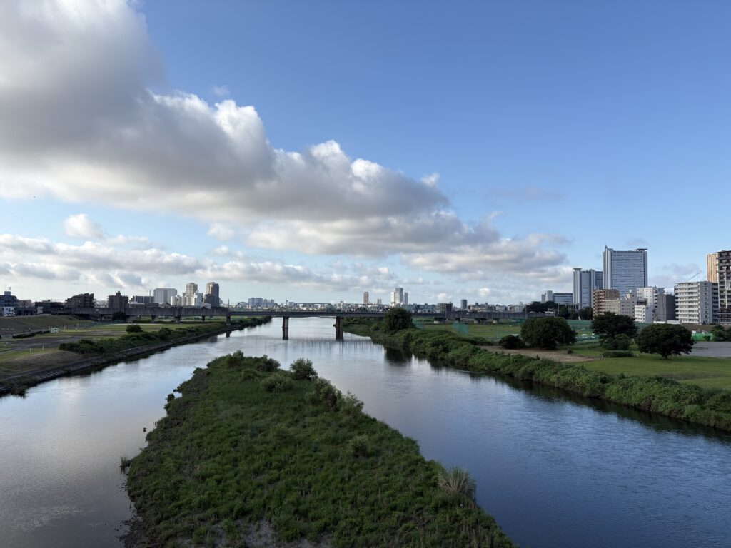 〜 蒸し暑い朝 〜 宿題は「午前中の涼しい時間に」取り組みましょう。 小学生の頃、夏休みを控えた終業式で先生から言われたことを思い出します。 今朝の東京。既に蒸し暑く、汗ばむほど。 あれから40数年。「午前中の涼しい時間に」から「エアコンを適切に使って」に変化した気がします。 社会や環境は日々変化するもの。 変化にマッチしたサポート、引き続き意識してまいります。 #行政書士 #大田区 #企業法務経験 #安心への伴走者 #課題解決サポート #契約書の作成チェック #行政への申請手続支援 #コラム #蒸し暑い朝