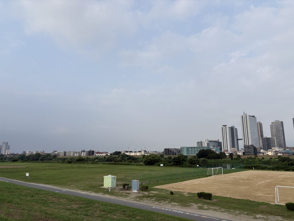〜 終業式 〜 1学期の終業式。今日実施する学校が多いようです。 通知表が配られる時間。夏休み前の、避けては通れない時間。 なんとも言えない空気感だったことを思い出します。 評価の数値に加え、先生からのことば。 大人になって振り返ってみると、自分を冷静に見つめ直す大切なツールだったんだと感じます。 仕事や暮らし。振り返ってみるちょうどいい時期ではないでしょうか。 課題やお困りごと。どうぞお気軽にご相談ください。 #行政書士 #大田区 #企業法務経験 #安心への伴走者 #課題解決サポート #契約書の作成チェック #行政への申請手続支援 #コラム #終業式