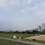 〜 終業式 〜 1学期の終業式。今日実施する学校が多いようです。 通知表が配られる時間。夏休み前の、避けては通れない時間。 なんとも言えない空気感だったことを思い出します。 評価の数値に加え、先生からのことば。 大人になって振り返ってみると、自分を冷静に見つめ直す大切なツールだったんだと感じます。 仕事や暮らし。振り返ってみるちょうどいい時期ではないでしょうか。 課題やお困りごと。どうぞお気軽にご相談ください。 #行政書士 #大田区 #企業法務経験 #安心への伴走者 #課題解決サポート #契約書の作成チェック #行政への申請手続支援 #コラム #終業式